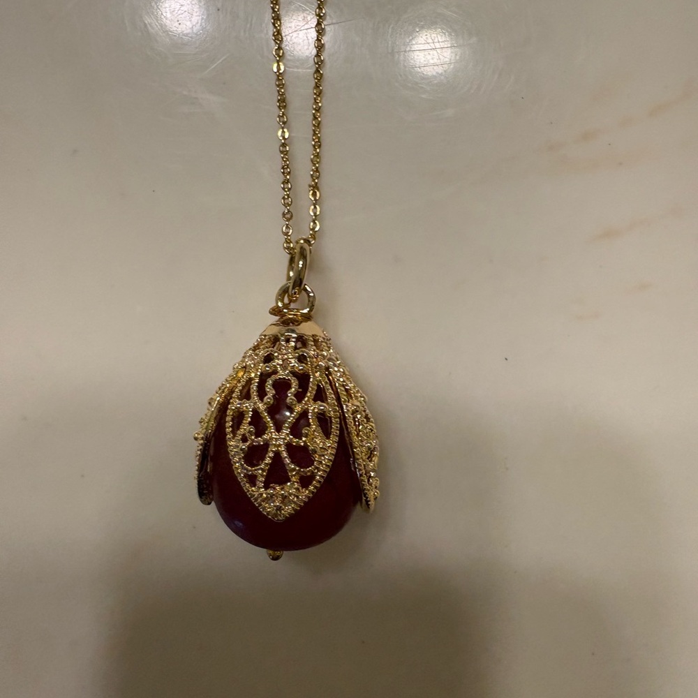 Elegant Gold and Red Pendant Necklace